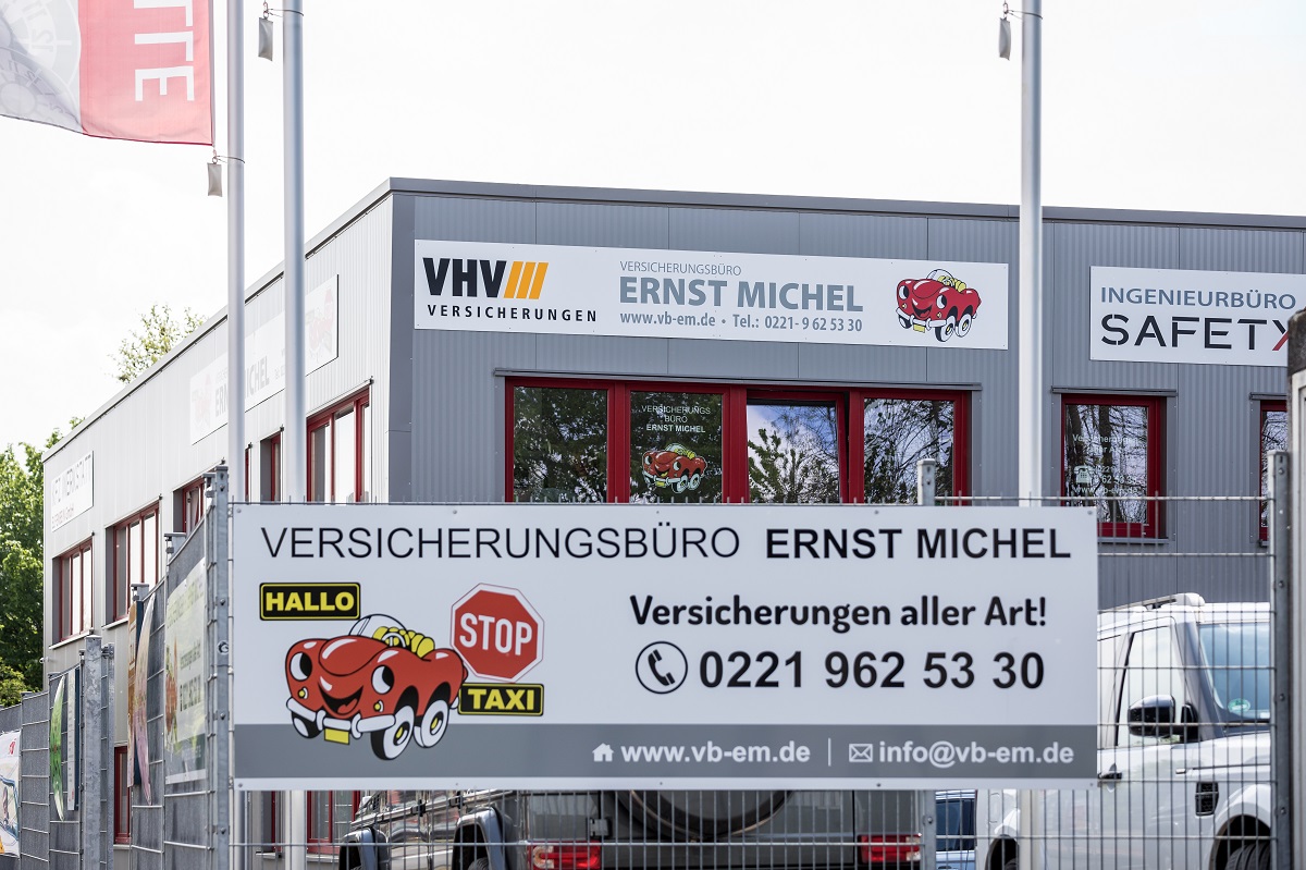 Bürogebäude mit Eingangsschild